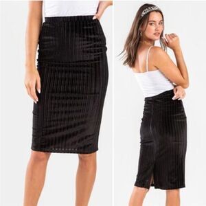FRANCESCA’S Black Rozz Velvet Midi Skirt